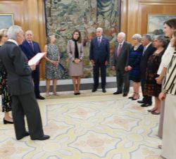 Doña Letizia conversa con los miembros de la comisión de pintura virreinal del Museo Nacional del Prado