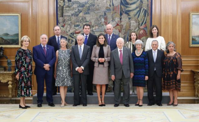 Su Majestad la Reina junta a la comisión de pintura virreinal del Museo Nacional del Prado y miembros de la Fundación Amigos del Museo del Prado