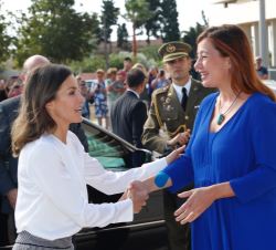 Su Majestad la Reina, a su llegada al Centro Integrado de Formación Profesional Son Llebre, recibe el saludo de la presidenta de las Illes Balears, Fr