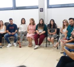 Doña Letizia en el Aula Formentera con los alumnos que realizan un taller tipo “role play”