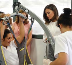 Doña Letizia durante la vista en los talleres del CIFP “Son Llebre”