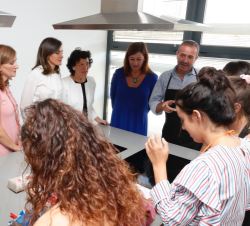 Doña Letizia durante la vista en los talleres del CIFP “Son Llebre”