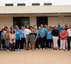 Doña Letizia junto a cuidadores, ex alumnos y alumnos