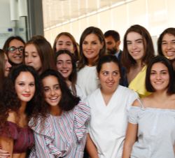Doña Letizia junto a los alumnos