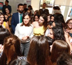 Doña Letizia junto a los alumnos
