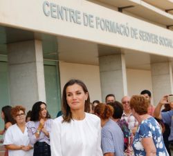 Doña Letizia a la finalización del acto en el CIFP “Son Llebre”