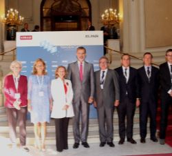 Foto de grupo de Su Majestad el Rey antes del inicio del acto