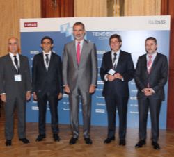 Su Majestad el Rey acompañado por los participantes de la mesa redonda "Análisis de tendencias económicas nacionales e internacionales"