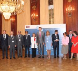 Su Majestad el Rey acompañado de las autoridades asistentes y participantes de la tercera sesión del Foro Tendencias