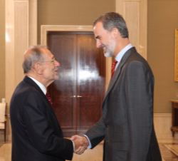 Su Majestad el Rey recibe el saludo de Javier Solana Madariaga que ha encabezado al Grupo “Jóvenes Líderes de Múnich” asistentes a la audi