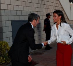Su Majestad la Reina recibe el saludo del presidente del Gobierno de Canarias, Fernando Clavijo