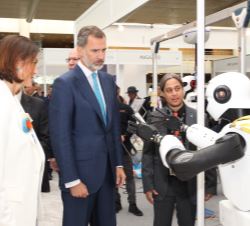Don Felipe durante la visita a la Feria