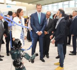 Don Felipe durante la visita a la Feria
