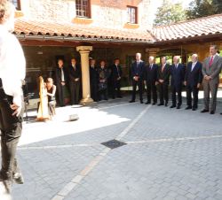 Su Majestad el Rey durante el aurresku de honor