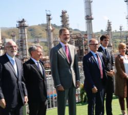 Don Felipe junto a las autoridades durante su visita