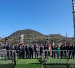Su Majestad el Rey junto a las autoridades y miembros del consejo de administración de Petronor