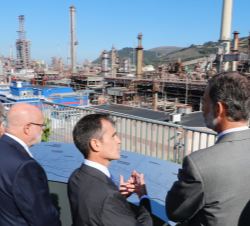 Su Majestad el Rey durante las explicaciones sobre la historia de la fábrica