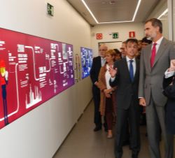 Su Majestad el Rey visita la exposición sobre un gráfico de la historia de los 50 años de Petronor