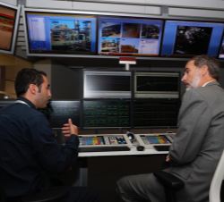 Don Felipe recibe una explicaciones en la sala de control
