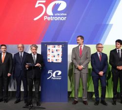 Su Majestad el Rey durante las palabras de bienvenida del presidente de Petronor