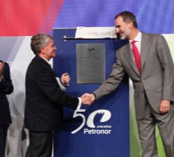 Su Majestad el Rey tras descubrir una placa conmemorativa de su visita con ocasión del 50º aniversario de petróleos del Norte- Petronor 