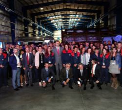 Foto de grupo de Su Majestad el Rey con trabajadores de la fábrica