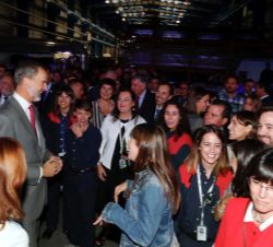 Su Majestad el Rey conversa con los trabajadores tras la foto de grupo