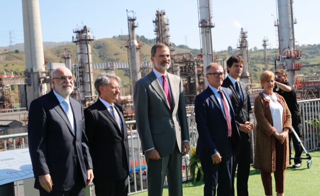 Don Felipe junto a las autoridades durante su visita
