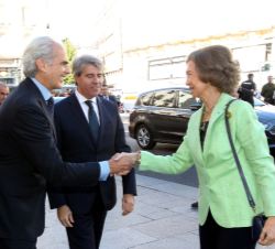 Su Majestad la Reina Doña Sofía recibe el saludo del consejero de Sanidad de la Comunidad de Madrid, Enrique Ruiz Escudero