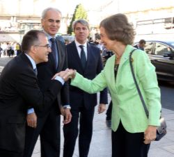 Su Majestad la Reina Doña Sofía recibe el saludo del vicepresidente de Cruz Roja Española, Javier Gimeno