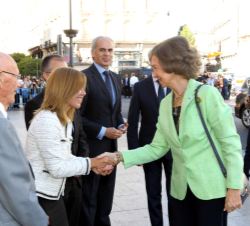 Su Majestad la Reina Doña Sofía recibe el saludo de la viceconsejera de Políticas Sociales y Familia de la Comunidad de Madrid, Miriam Rabaneda
