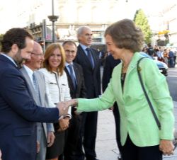 Su Majestad la Reina Doña Sofía recibe el saludo del viceconsejero de Humanización de la Asistencia Sanitaria de la Comunidad de Madrid, Diego Sanjuan