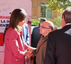 Su Majestad la Reina conversa con uno de los intérpretes de la película "Campeones"
