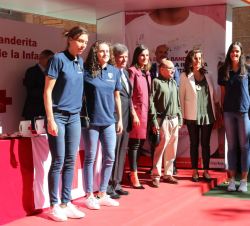 Su Majestad la Reina con parte de los intérpretes de la película "Campeones"