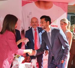 Doña Letizia, durante la cuestación, con el jugador de fútbol Arbeloa