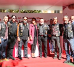 Doña Letizia junto al grupo de motociclistas que tradicionalmente participa en la cuestación