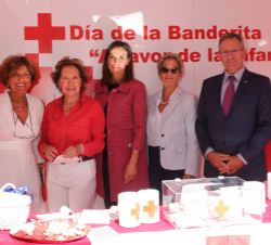 Su Majestad la Reina junto a las personas que le han acompañado en la Mesa de Cuestación