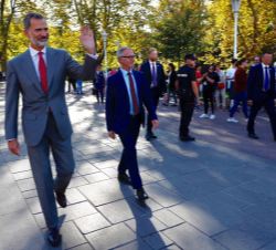 Su Majestad el Rey saluda al público congregado en los alrededores del Museo de Bellas Artes de Bilbao