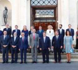 Su Majestad el Rey junto a las autoridades asistentes y miembros del Patronato de la Fundación Museo de Bellas Artes de Bilbao