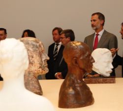 Su Majestad el Rey en el recorrido durante su visita al Museo