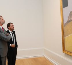 Su Majestad el Rey durante el recorrido de la exposición