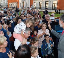 Don Felipe recibe el saludo del público congregado