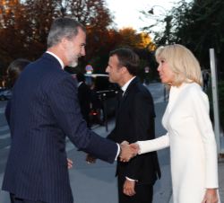 Su Majestad el Rey recibe el saludo de la Primera Dama, Brigitte Macron