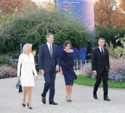 Sus Majestades los Reyes acompañados por Sus Excelencias el Presidente de la República Francesa, Emmanuel Macron, y la Primera Dama, Brigitte Macron, 