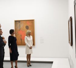 Don Felipe y Doña Letizia junto al Presidente Macron y la Primera Dama observan una de las obras de Miró
