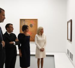 Don Felipe y Doña Letizia junto al Presidente Macron y la Primera Dama durante la visita a la exposición