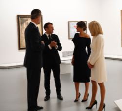 Sus Majestades los Reyes junto a Sus Excelencias el Presidente de la República Francesa, Emmanuel Macron, y la Primera Dama, Brigitte Macron, conversa