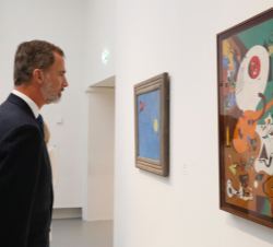 Don Felipe observa una de las obras de Miró durante la visita la exposición