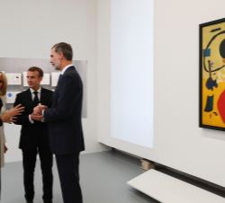 Don Felipe y Doña Letizia junto al Presidente Macron y la Primera Dama conversan durante la visita a la exposición