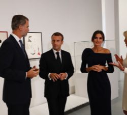 Don Felipe y Doña Letizia junto al Presidente Macron y la Primera Dama durante la visita a la exposición
